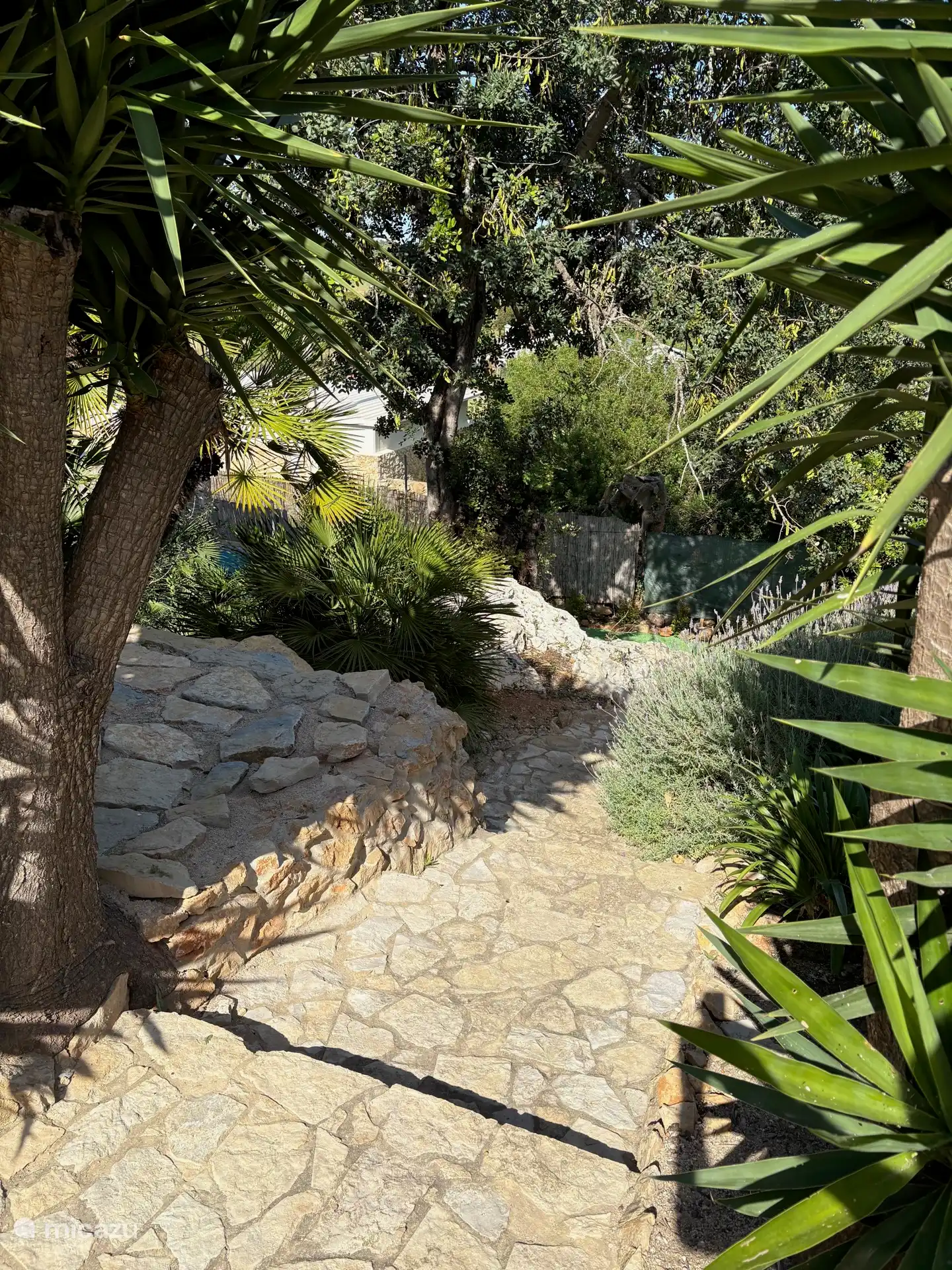 Weg und Stufen zum Tauchbecken