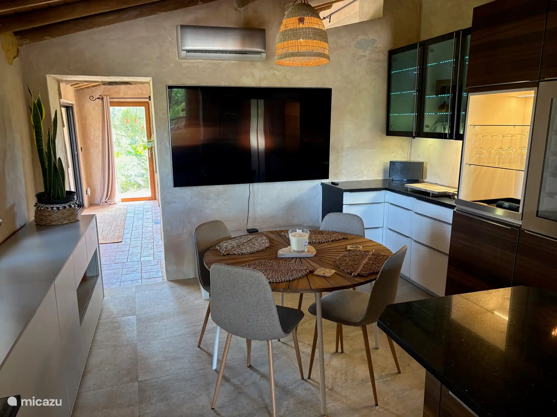 Küche mit Blick auf das Esszimmer und großem Flachbildfernseher. Ich liebe es, Musik zu hören oder YouTube-Musikvideos anzusehen, während ich koche.