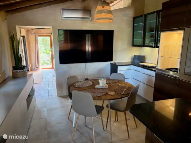 Casa de Paulo | Portugal, Algarve, Olhão - finca Vue sur la cuisine avec salle à manger avec grande télévision à écran plat. J’adore écouter de la musique ou regarder des vidéos musicales sur YouTube pendant que je cuisine.