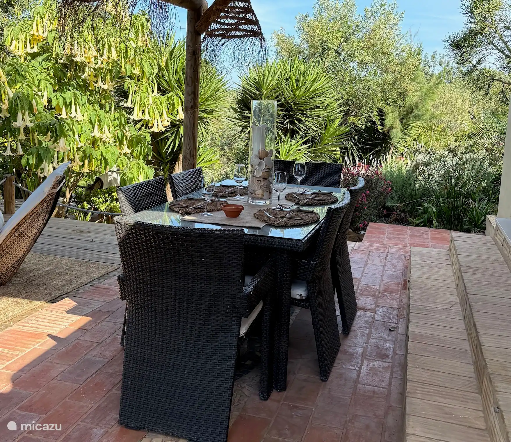 Esstisch und Stühle mit Blick auf den Garten und schöne, Pflanzen und Sukkulenten.