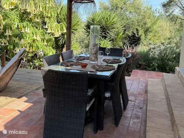 Casa de Paulo | Portugal, Algarve, Olhão - finca Table à manger et chaises avec vue sur le jardin et de belles plantes et succulentes.