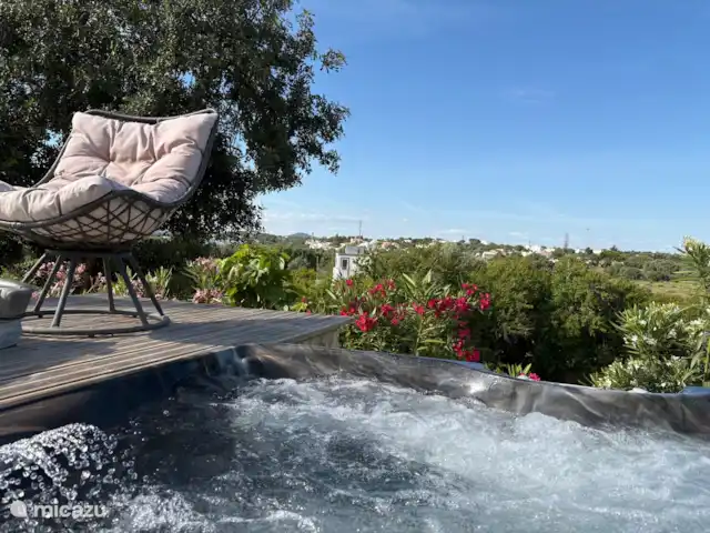 Casa de Paulo | Portugal, Algarve, Olhão - finca Une autre vue sur le spa avec une chaise longue pivotante pour se détendre après le spa
