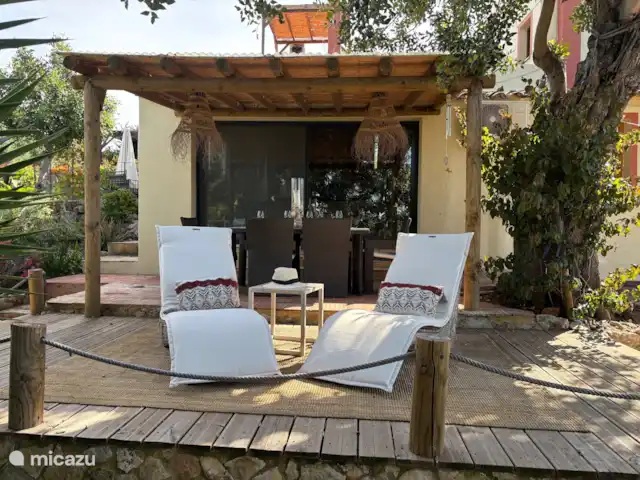 Casa de Paulo | Portugal, Algarve, Olhão - finca Chaises longues sur le pont et table à manger sous la pergola couverte