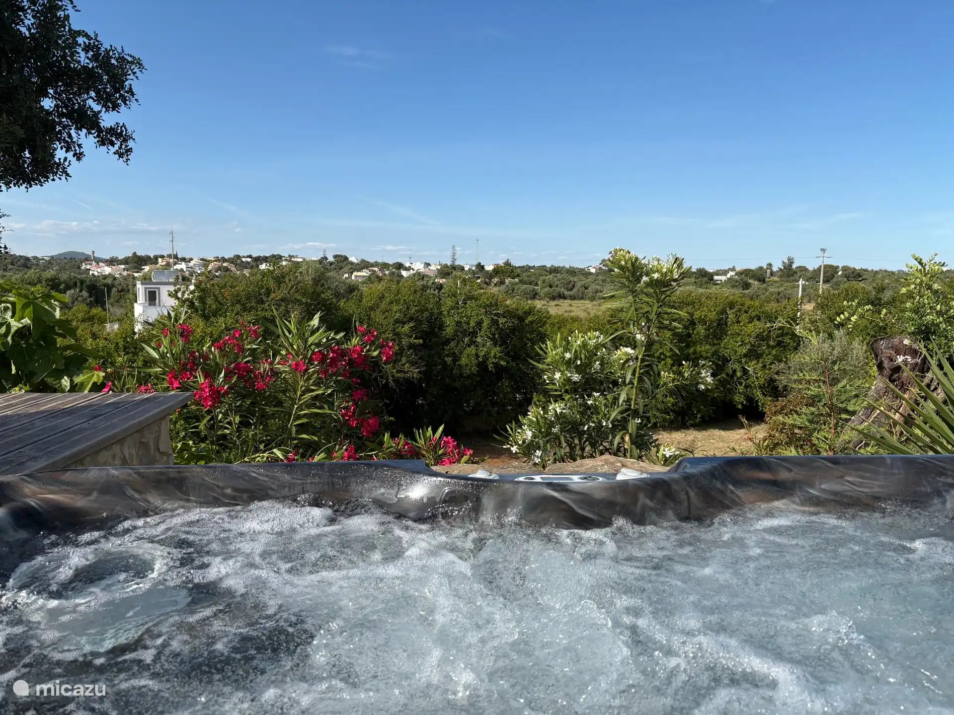 Die Aussicht vom Spa ist auf 35 Grad eingestellt und so erfrischend nach einem Tag voller Aktivitäten. Ein Glas Wein ruft!!