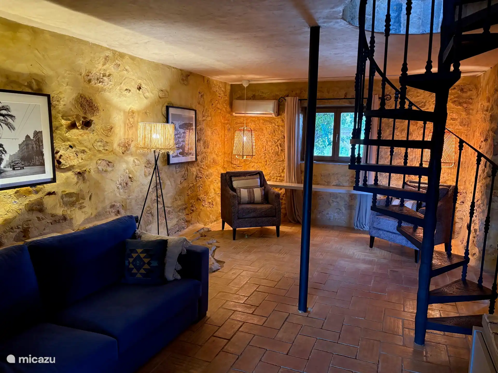 Abendliche Lounge zum Chillen, Fernsehen oder Plaudern mit Freunden und Familie. Über die Wendeltreppe gelangt man in das zweite Schlafzimmer und auf den Balkon.