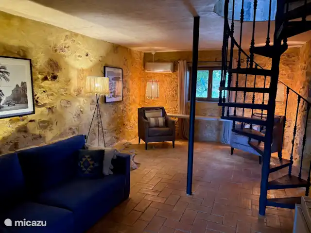 Casa de Paulo | Portugal, Algarve, Olhão - finca Salon du soir pour se détendre, regarder la télévision ou discuter avec les amis et la famille. L’escalier en colimaçon permet d’accéder à la deuxième chambre et au balcon.