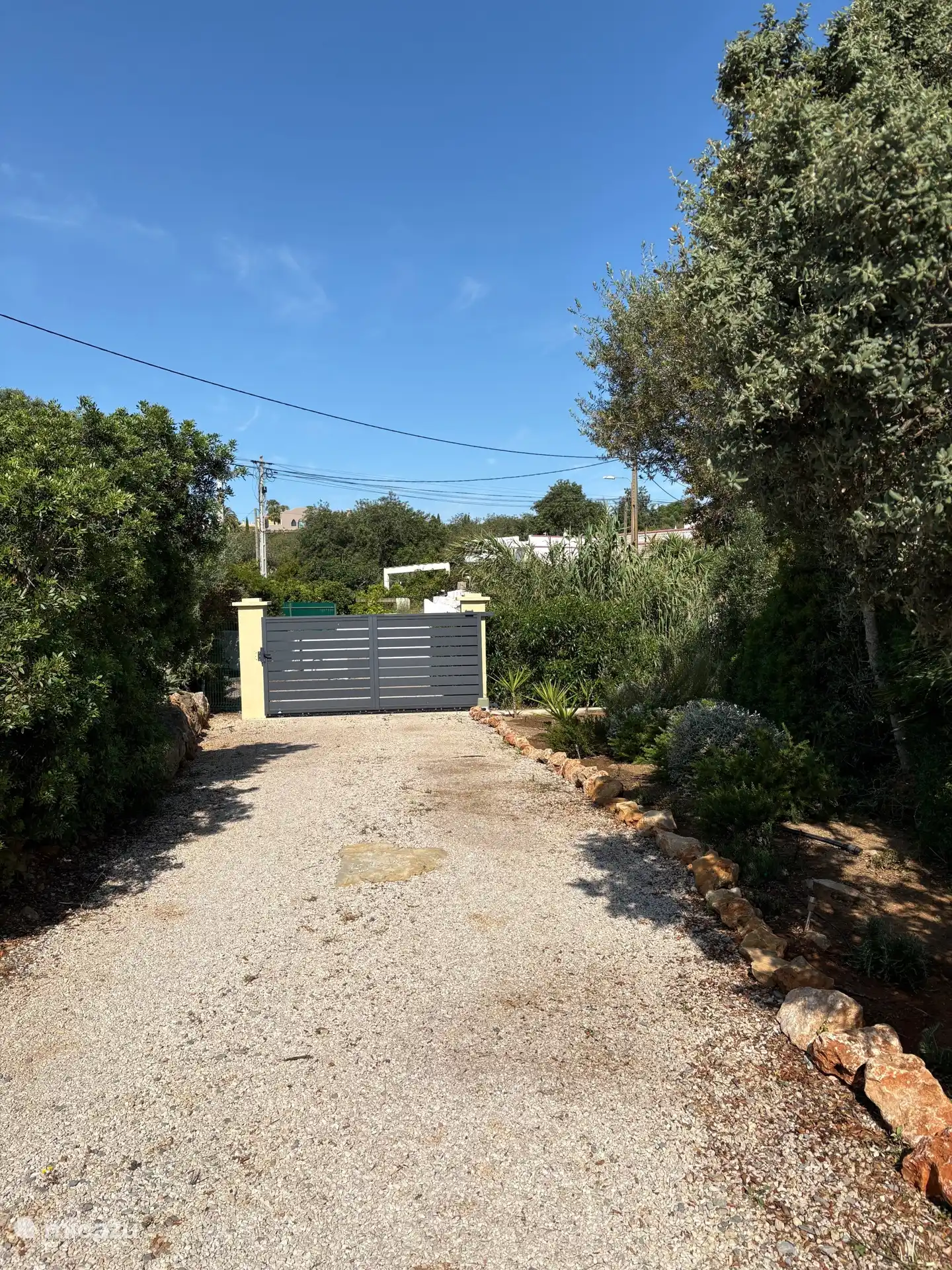 Elektrisches Tor und private Fahrt für Privatsphäre.