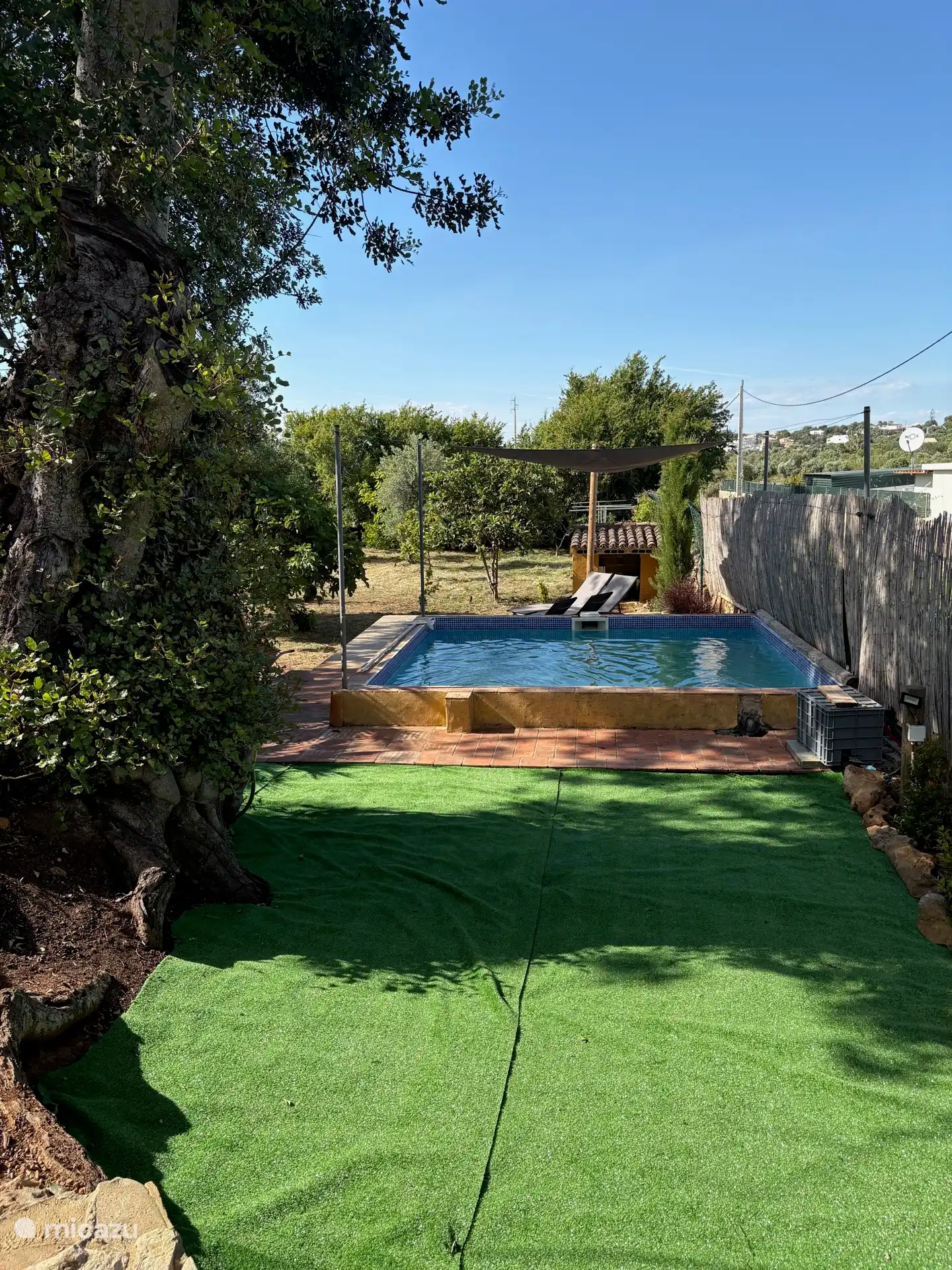 Das 4x4 Meter große Tauchbecken mit Sitzregalen ist ideal zum Entspannen in der Sonne. Das angrenzende Deck verfügt über 4 Sonnenliegen zum Sonnenbaden.