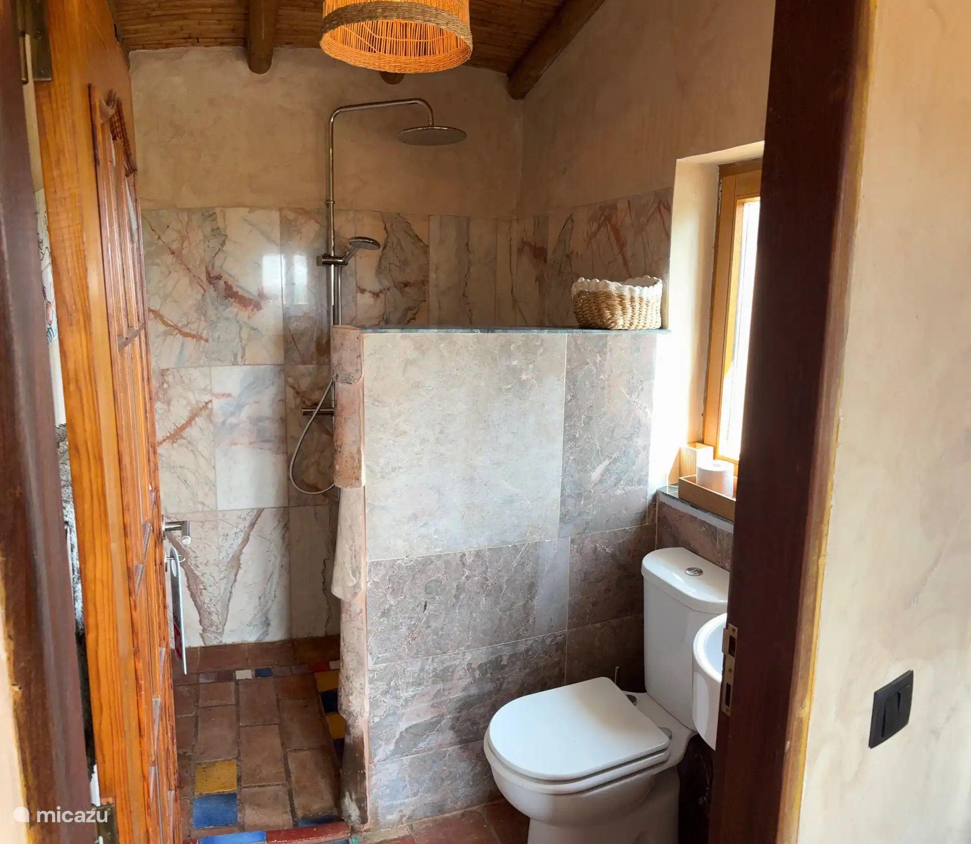 Badezimmer von Schlafzimmer 2 mit begehbarer Dusche, skurrilen Fliesen und Mosaiken