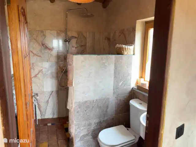Casa de Paulo | Portugal, Algarve, Olhão - finca Salle de bain de la chambre 2 avec douche à l’italienne, carrelage original et mosaïques