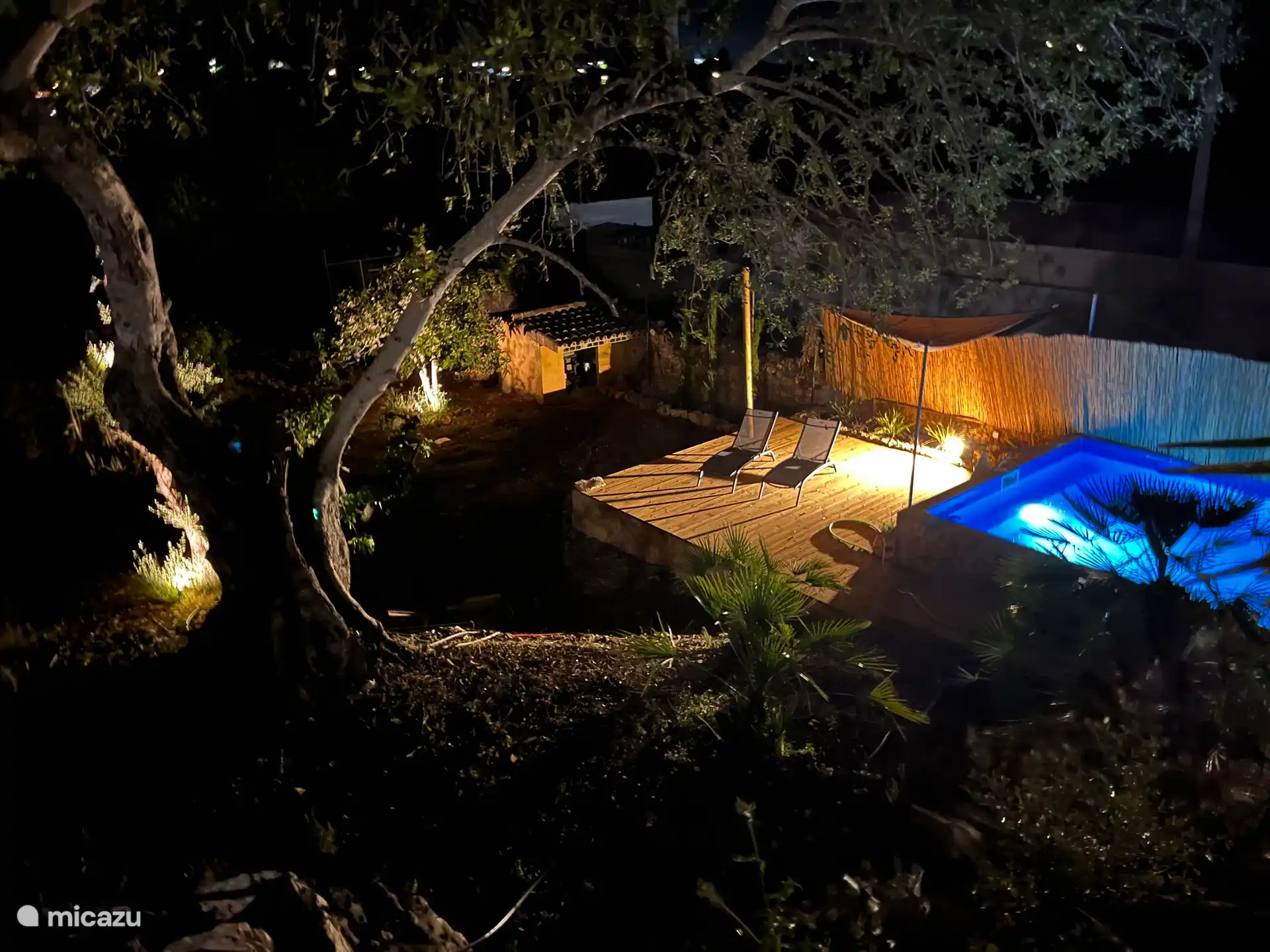 Blick auf das Tauchbecken bei Nacht vom Deck aus gesehen.