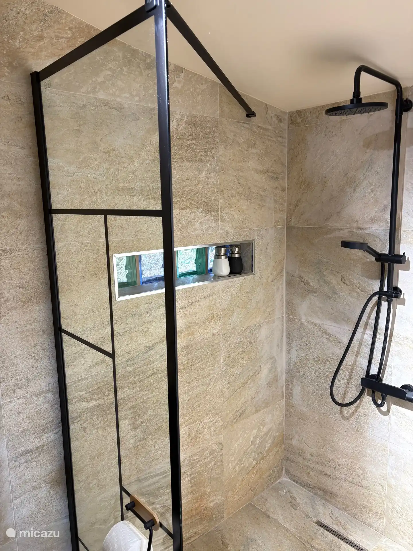 Begehbare Dusche mit Glaswand