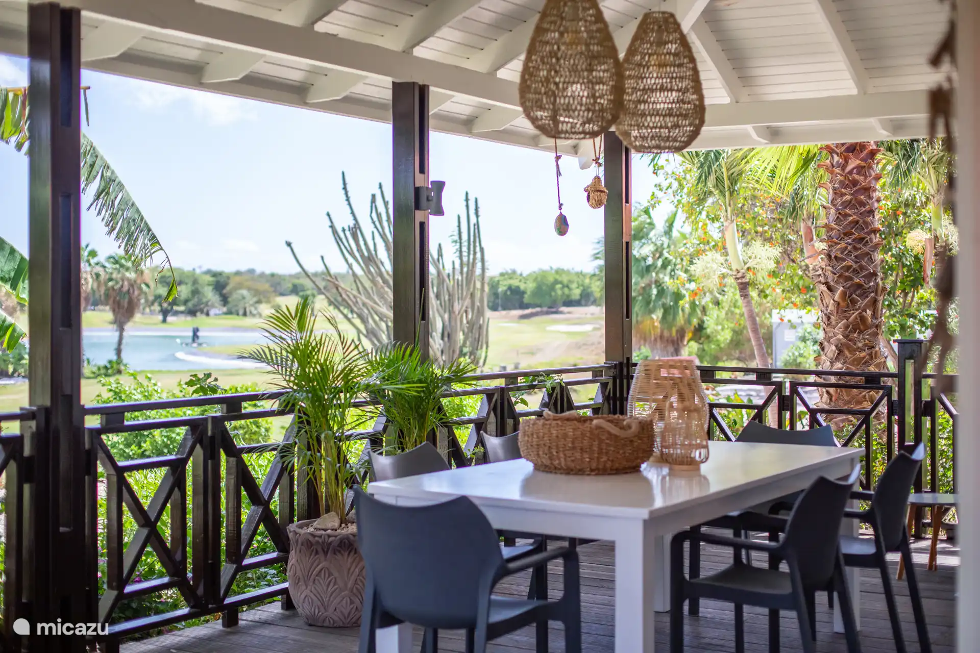 Salle à manger sur la véranda avec vue sur le golf...