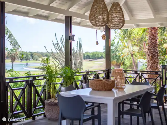MeilleurBlueBayView Villa 13 | Curaçao, Curaçao-Centre, Blue Bay - villa Salle à manger sur la véranda avec vue sur le golf...