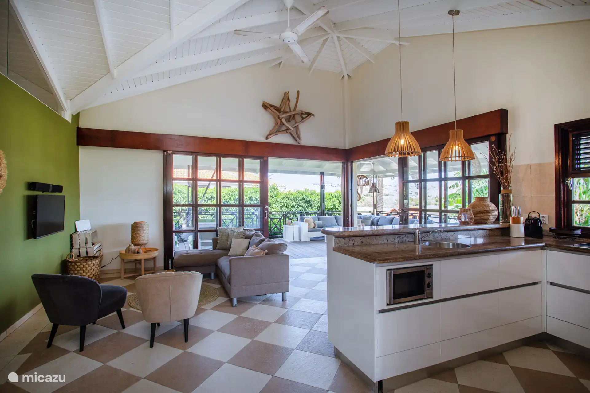 Cuisine ouverte et salon. avec ventilateur.