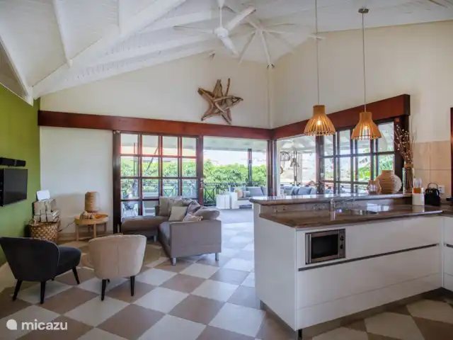 MeilleurBlueBayView Villa 13 | Curaçao, Curaçao-Centre, Blue Bay - villa Cuisine ouverte et salon. avec ventilateur.