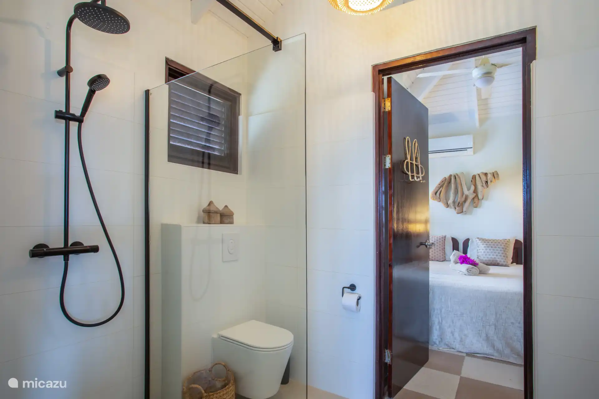 Accès à la salle de bain par la chambre et le couloir.