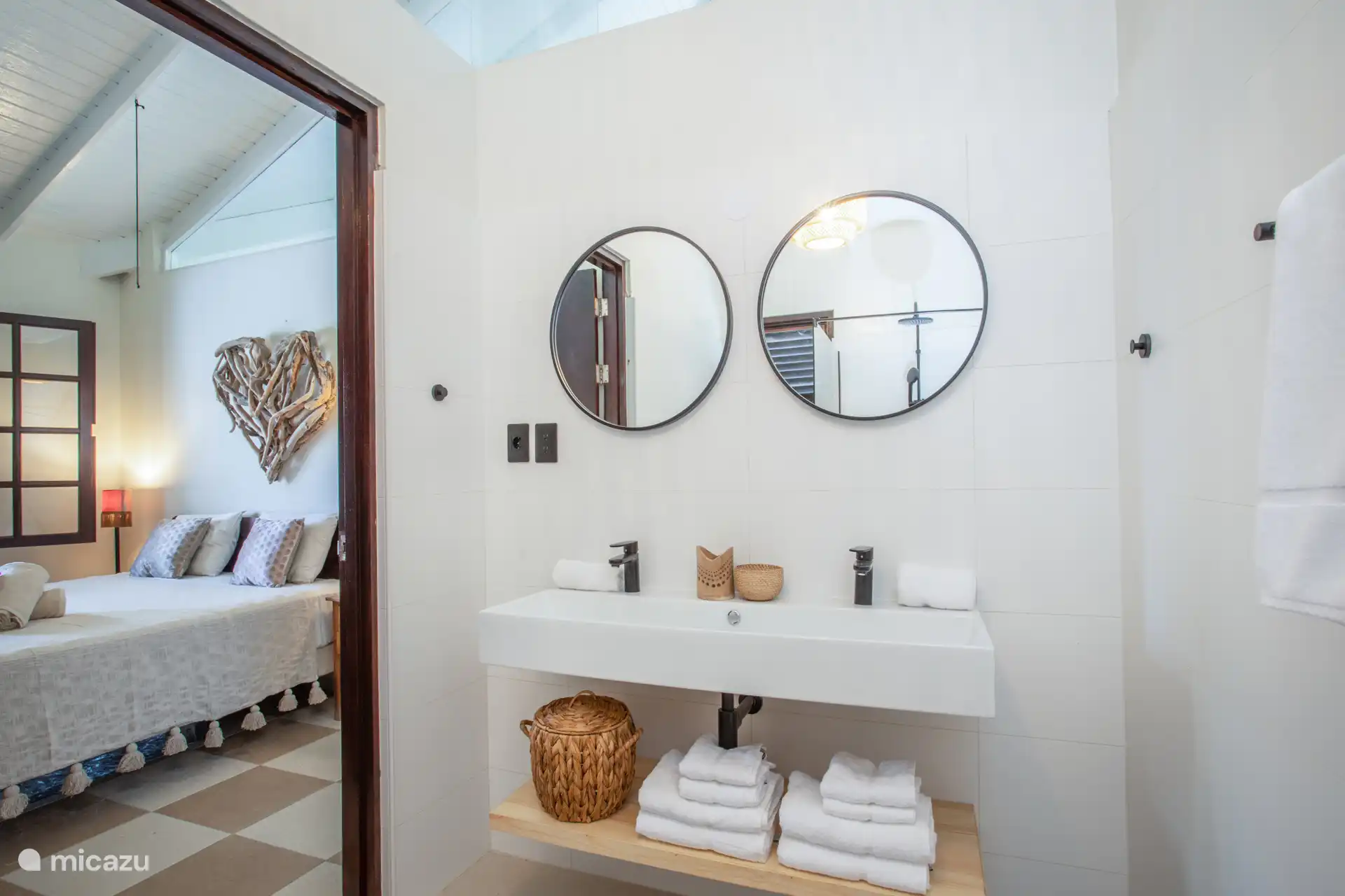 Salle de bain avec accès uniquement par la chambre.