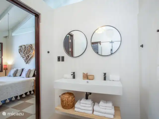 MeilleurBlueBayView Villa 13 | Curaçao, Curaçao-Centre, Blue Bay - villa Salle de bain avec accès uniquement par la chambre.