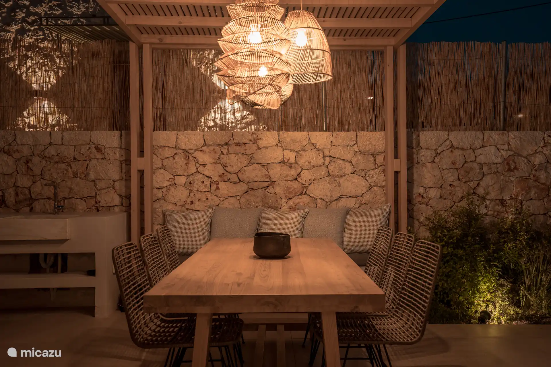 Profitez d’un dîner en plein air ou d’un vin dans le cadre extérieur confortable après une journée à Kathisma Beach - Papadria Luxury Villas