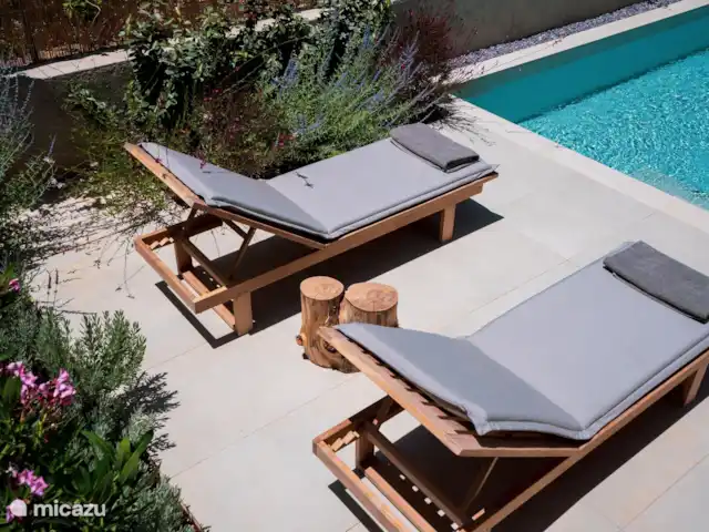 PAPADRIA VILLAS - VILLA ORELIA | Grèce, Lefkas, Tsoukalades - villa Profitez du soleil sur des transats confortables au bord de la piscine privée avant de partir à la découverte de Lefkada