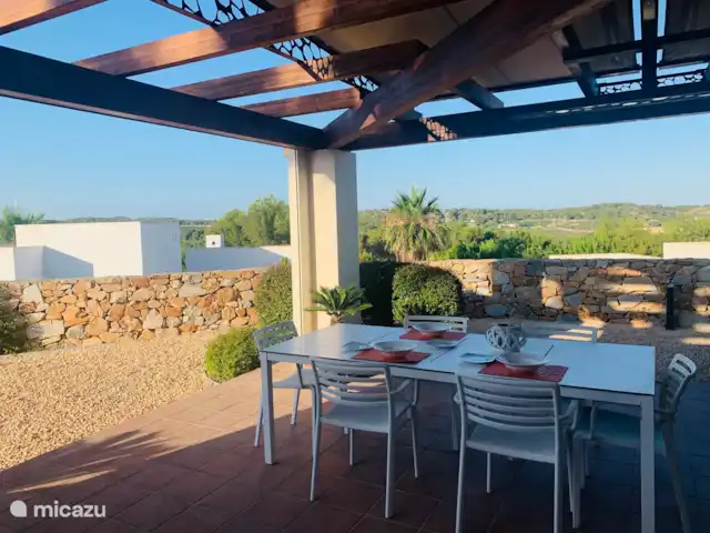 Jacaranda huren in Spanje, Costa Blanca, San Miguel de Salinas - villa Terras en eethoek onder overkapping