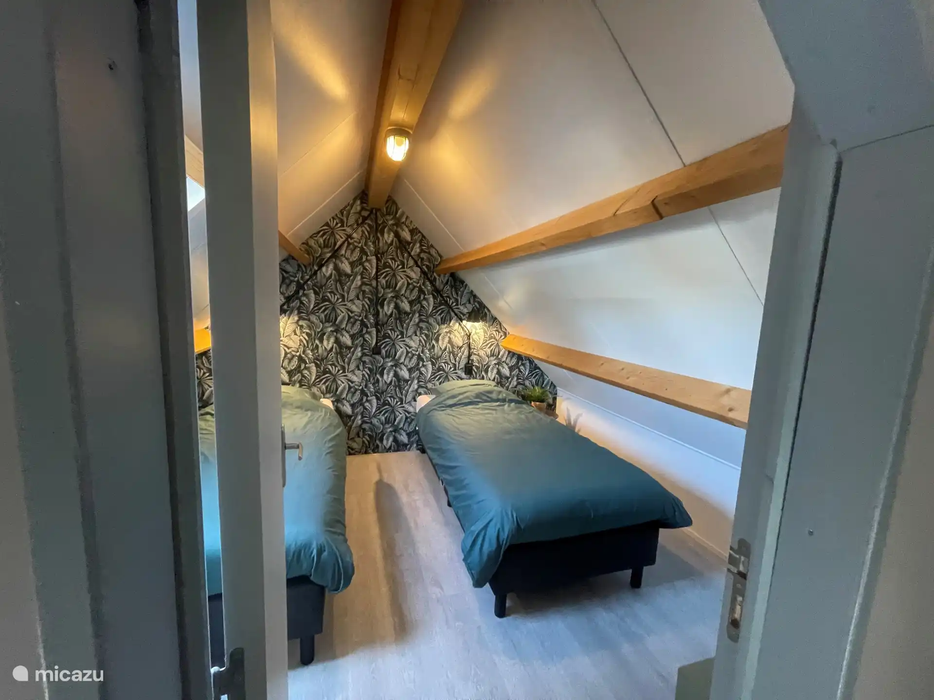 De slaapkamer boven.
Dit zijn 2 losse bedden, maar deze kunnen ook tot een 2 persoons bed worden gemaakt.