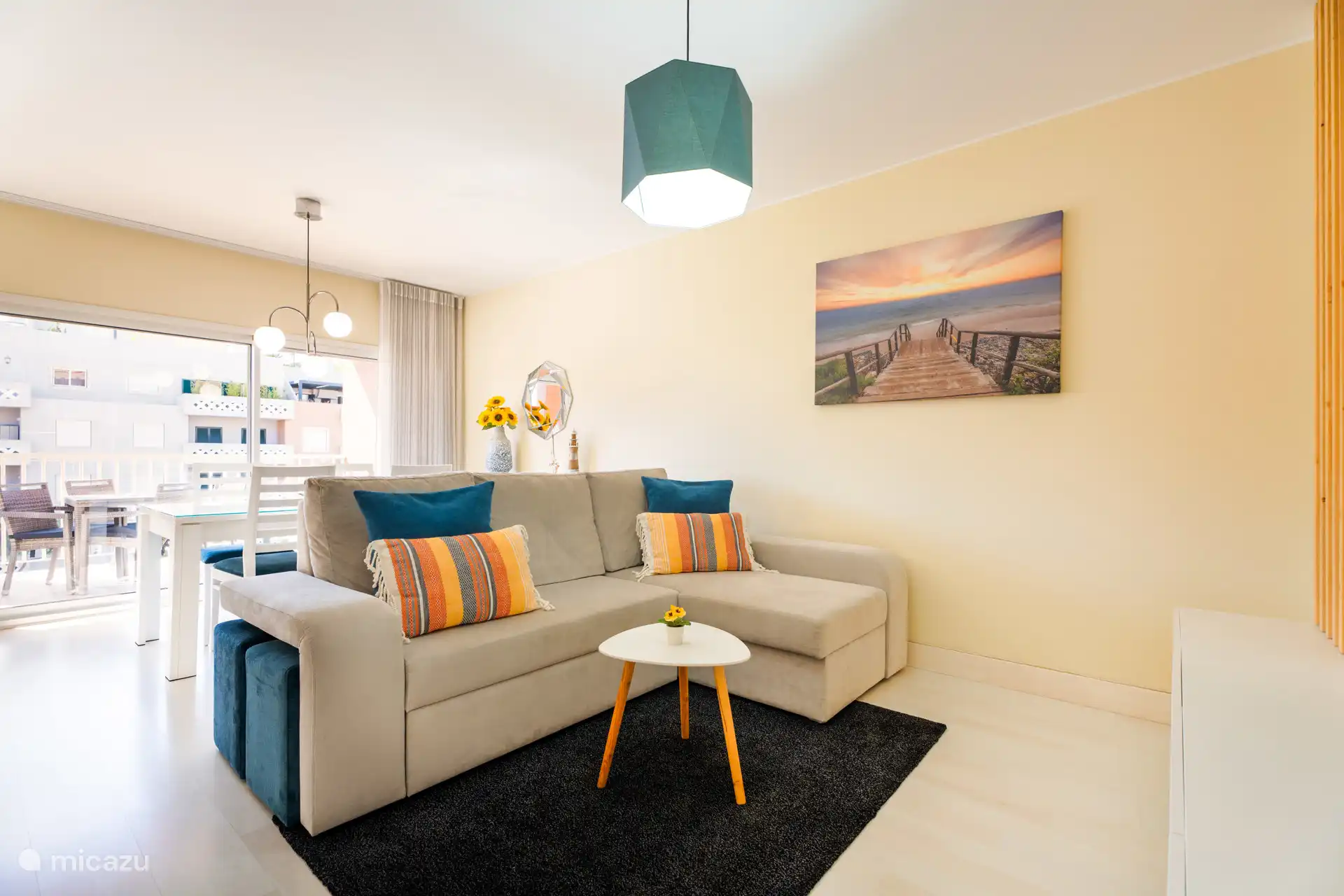 Wohnzimmer mit Schlafsofa