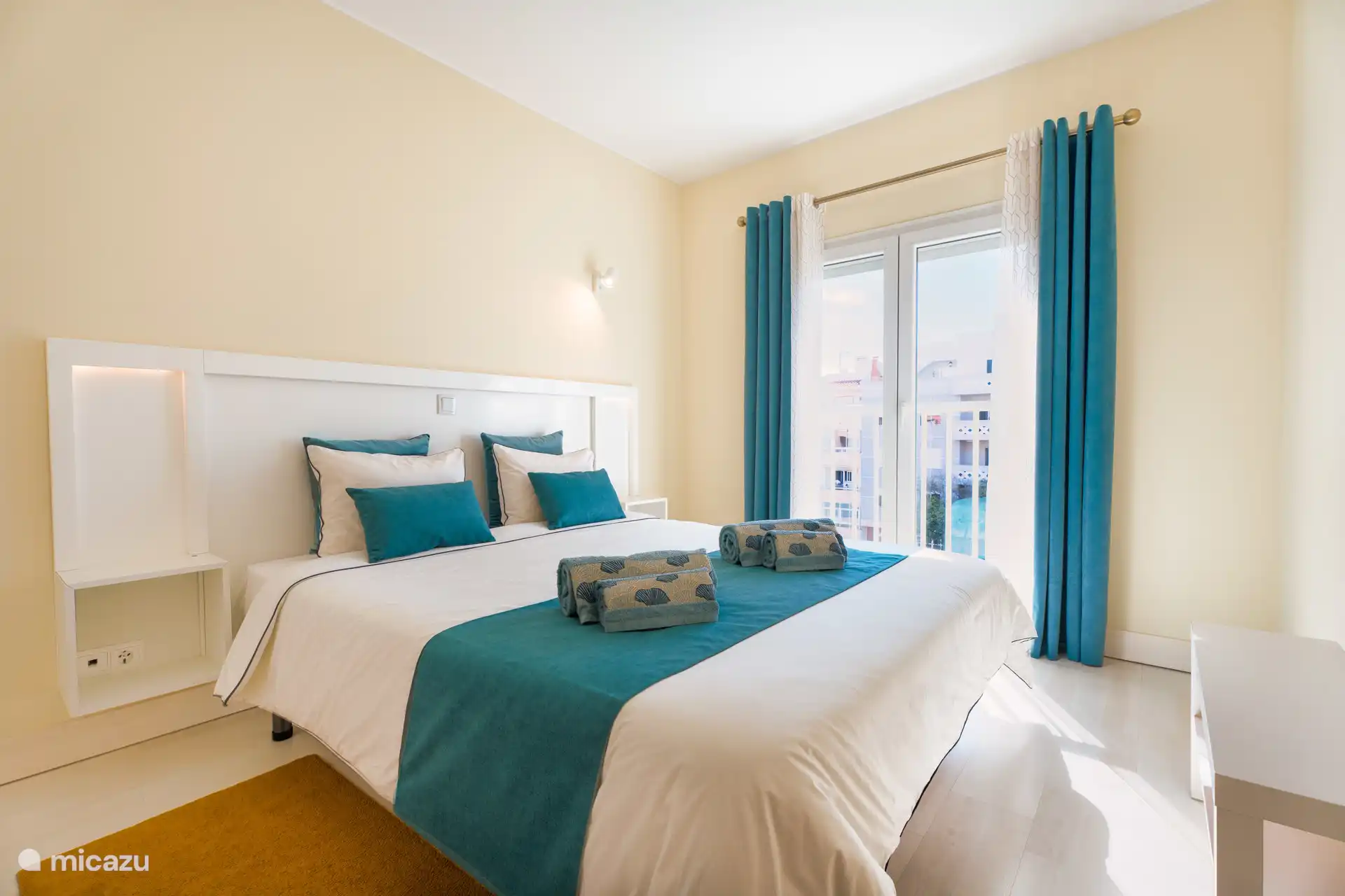 Schlafzimmer mit Kingsize-Bett