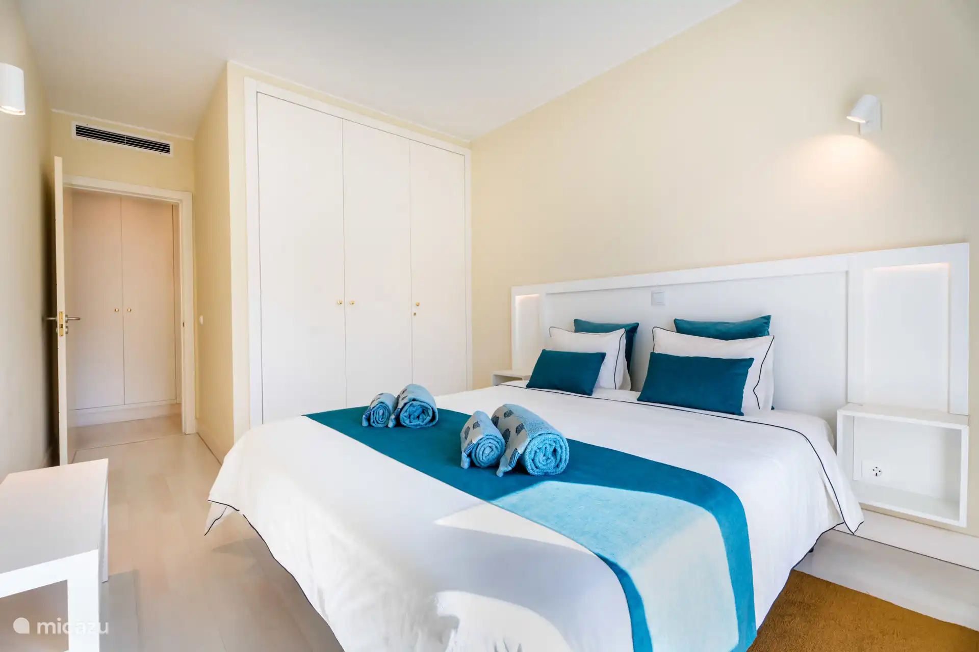 Schlafzimmer mit Kingsize-Bett