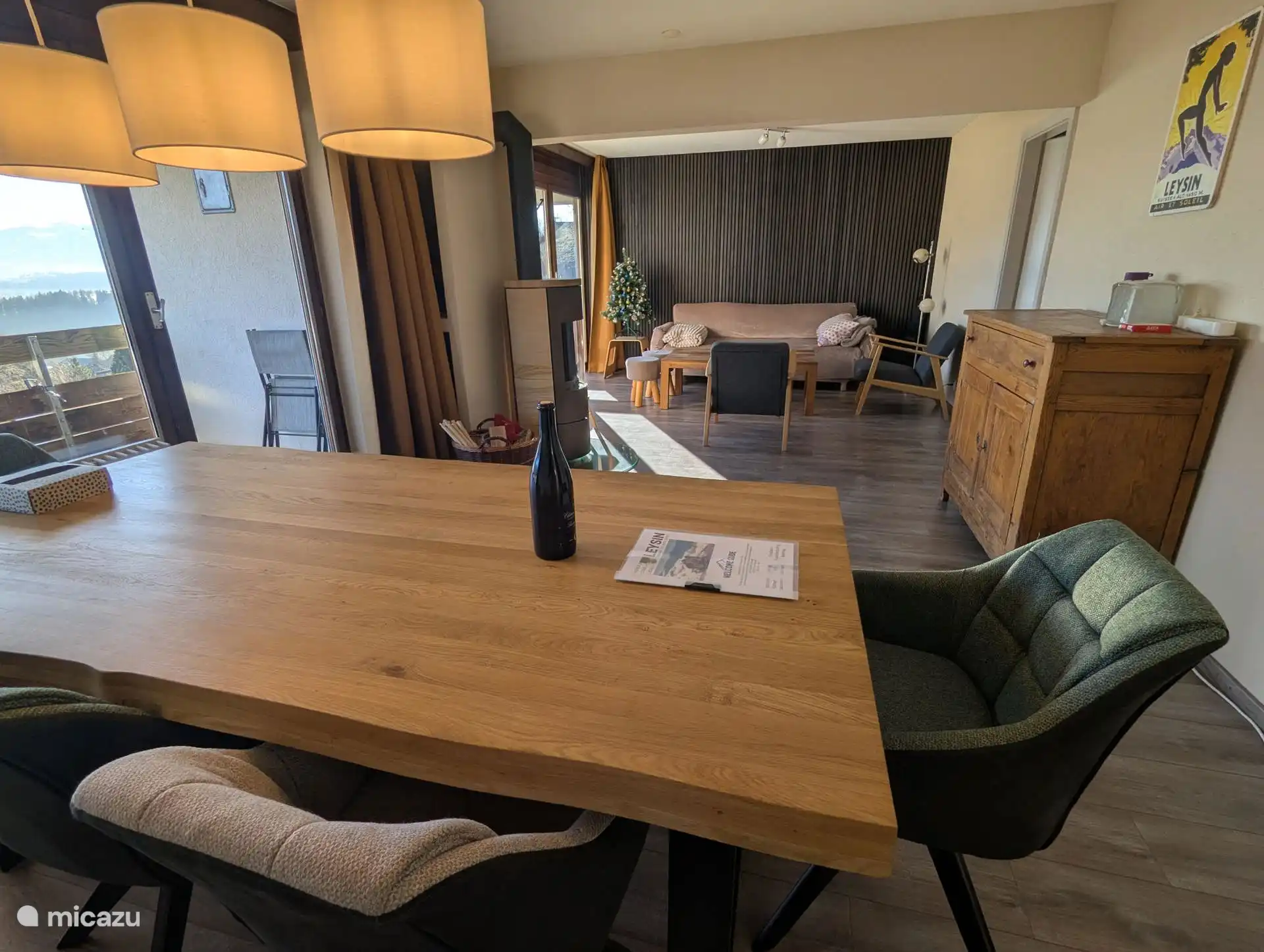 Uitzicht vanaf de eettafel naar de woonkamer.