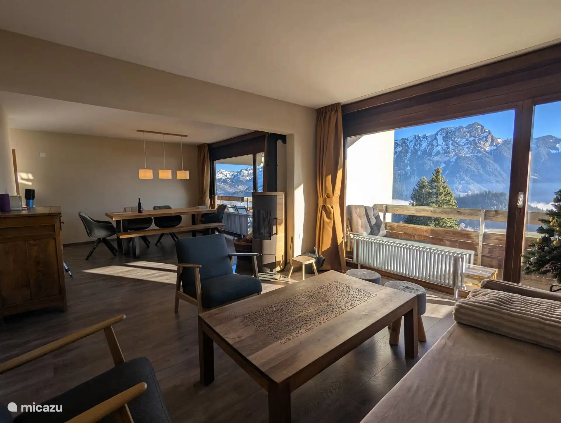 Uitzicht van de woonkamer naar de eetkamer.