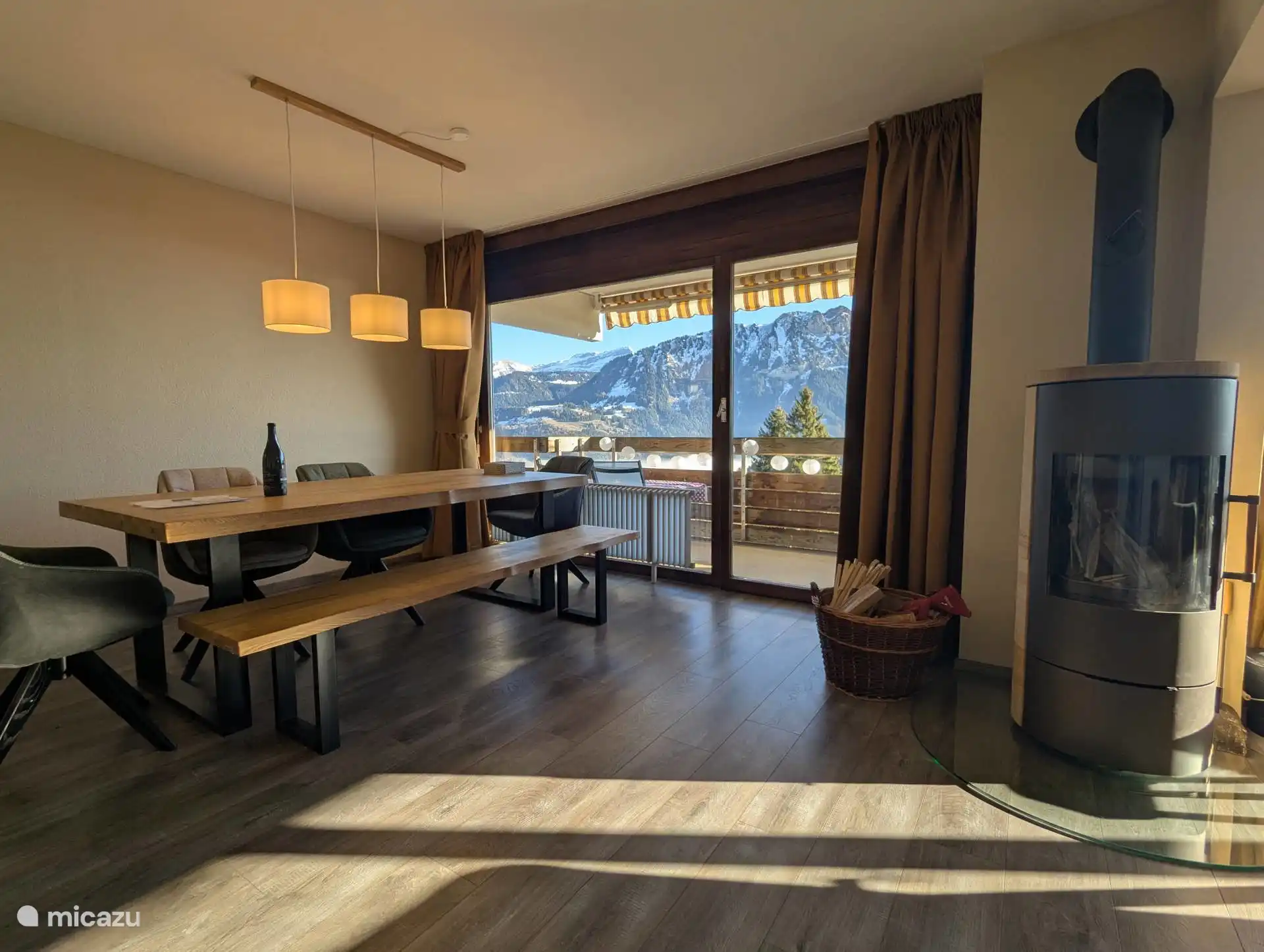 De eetzaal met open haard