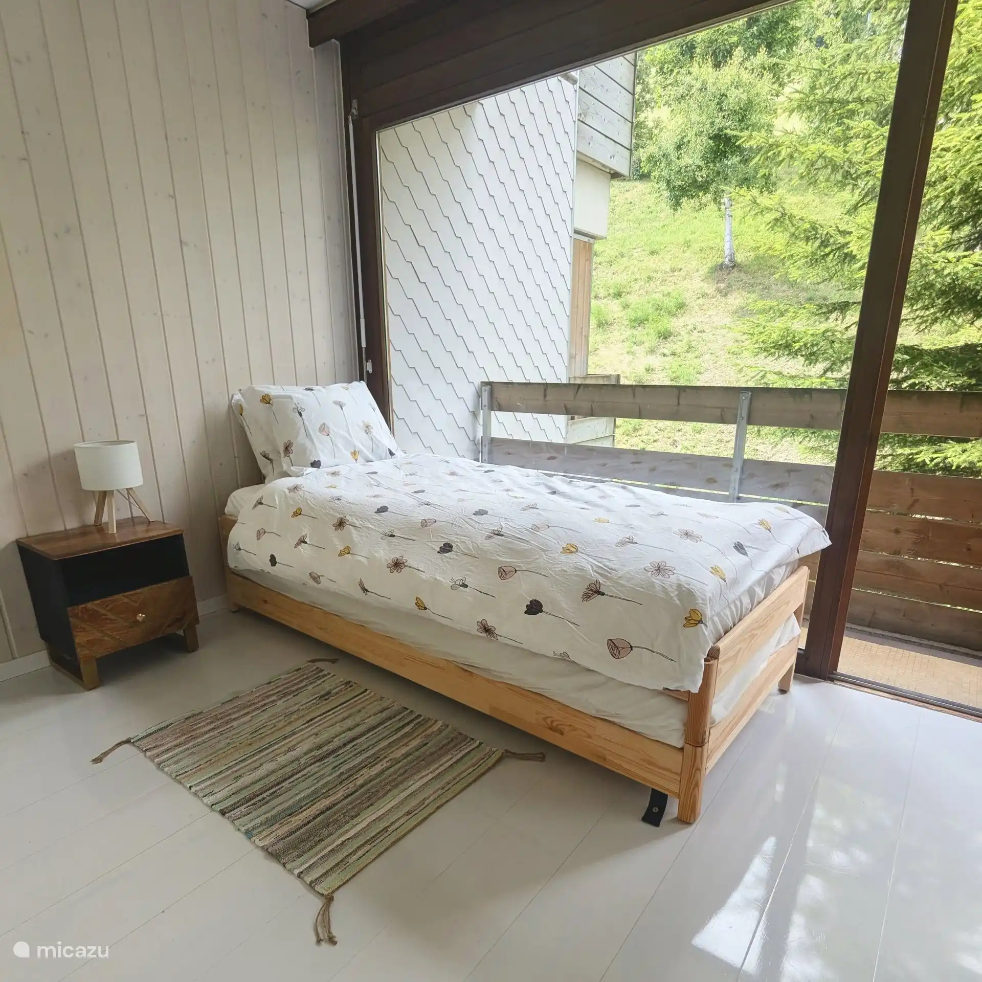 This bedroom can be turned from a 1p into a 2p room by putting the beds side by side. The blinds fully darken the room.