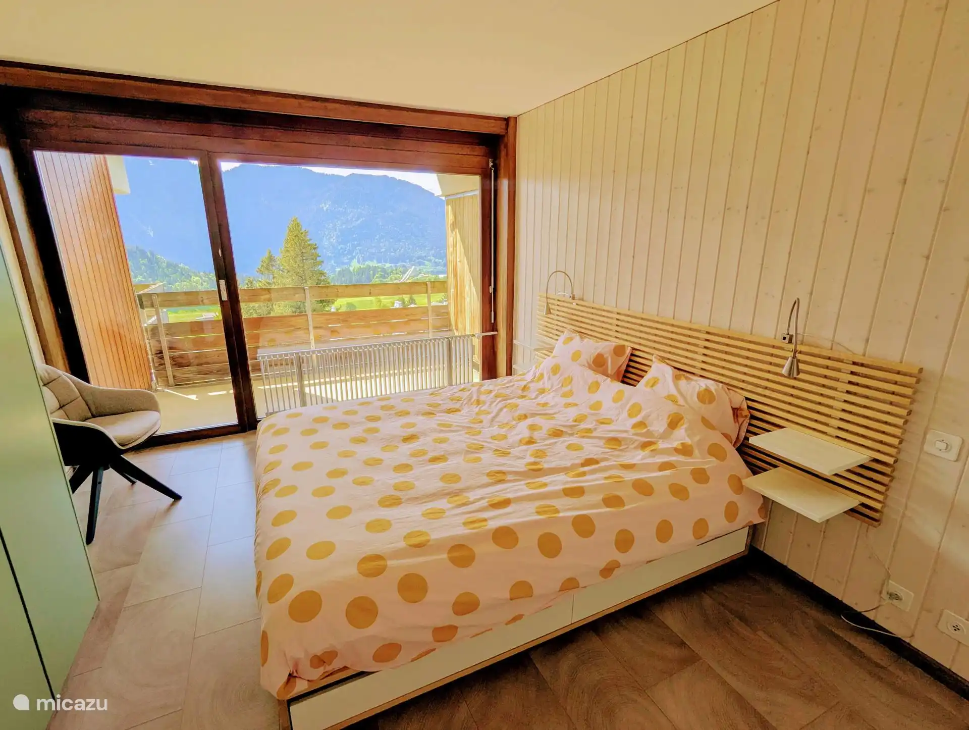 Private balcony, private bathroom with toilet, bidet, shower/bath, 2 sinks. 
2p bed (160 x 200). Comfortable closet space to hang and put your clothes. The blinds fully darken the room.