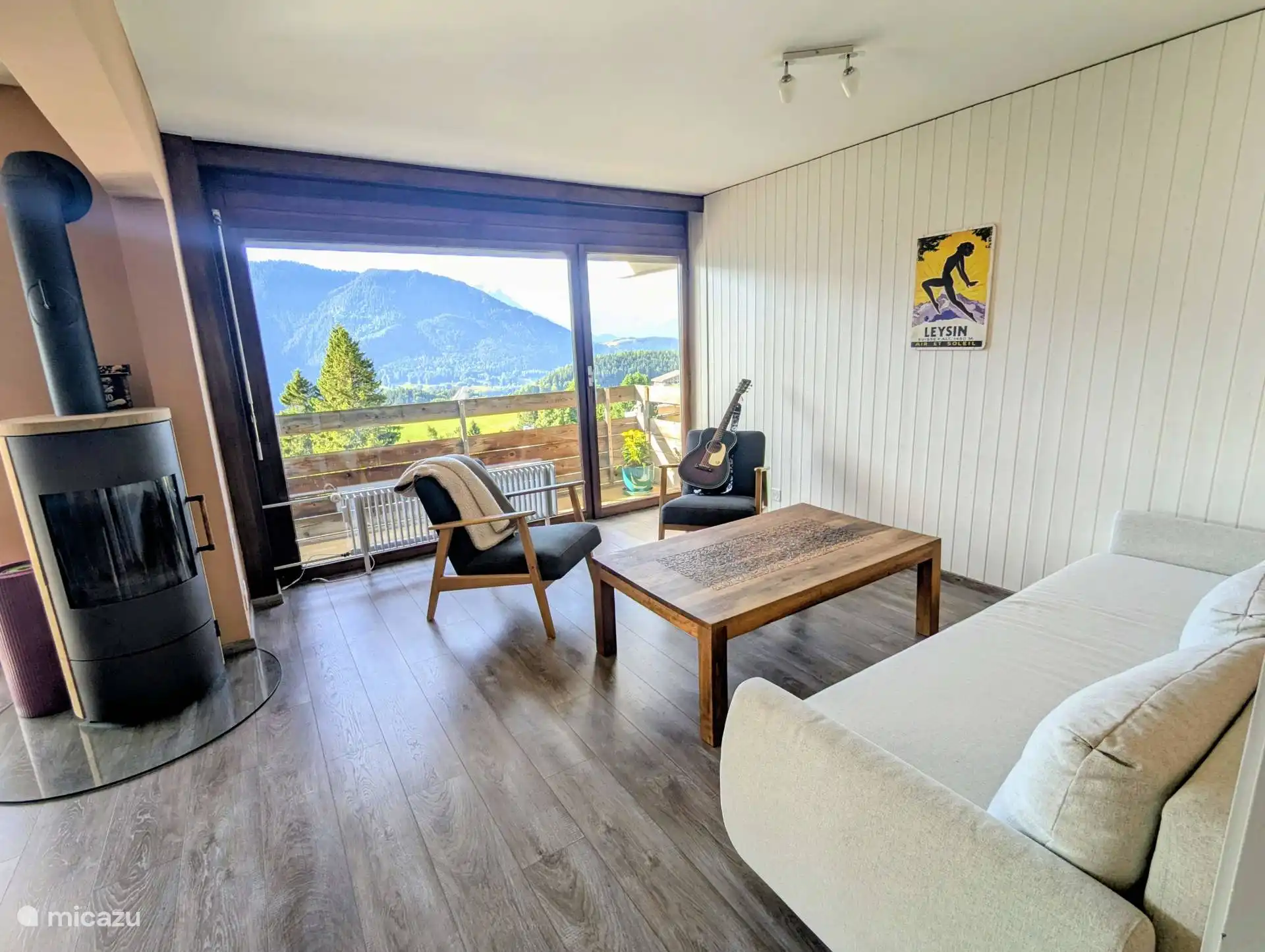 Our cosy living area with fireplace, mountain view and sofa bed.