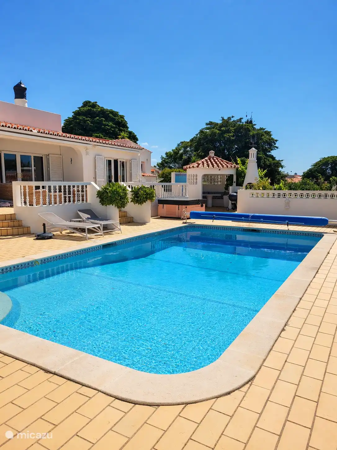 Piscina privada, césped para tomar el sol y zona de descanso