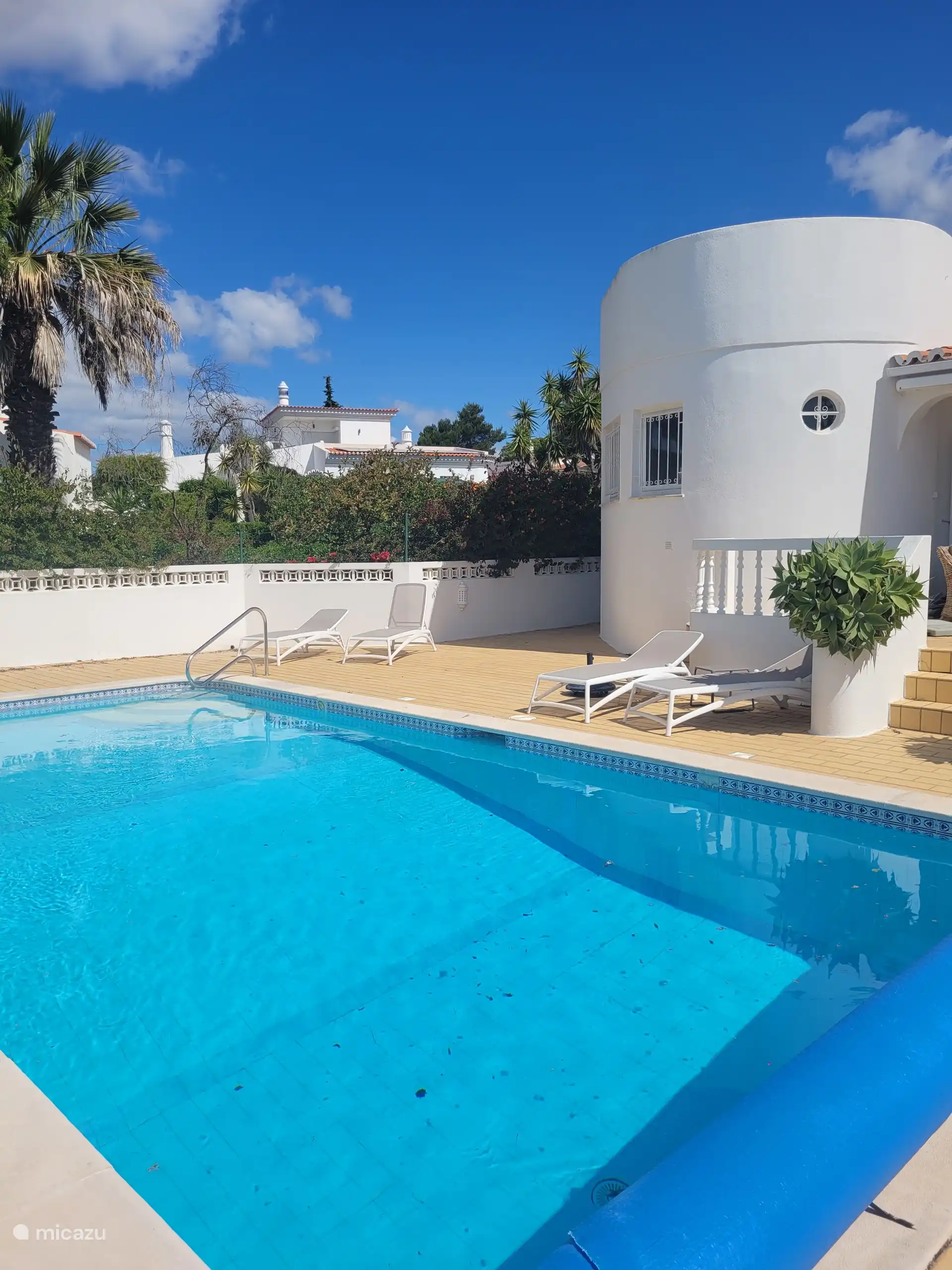 Piscine privée et solarium