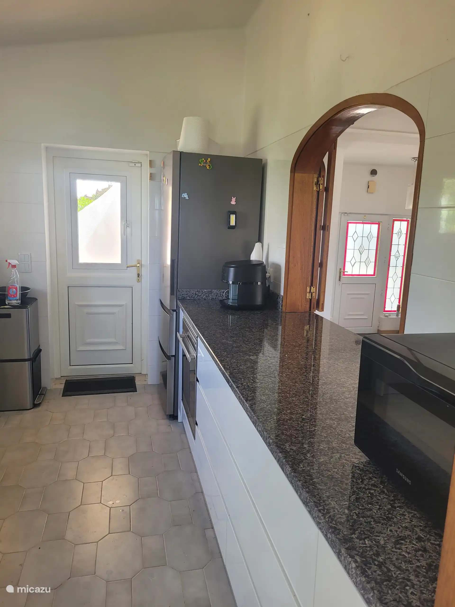 Coin cuisine, micro-ondes, four électrique, grand réfrigérateur 