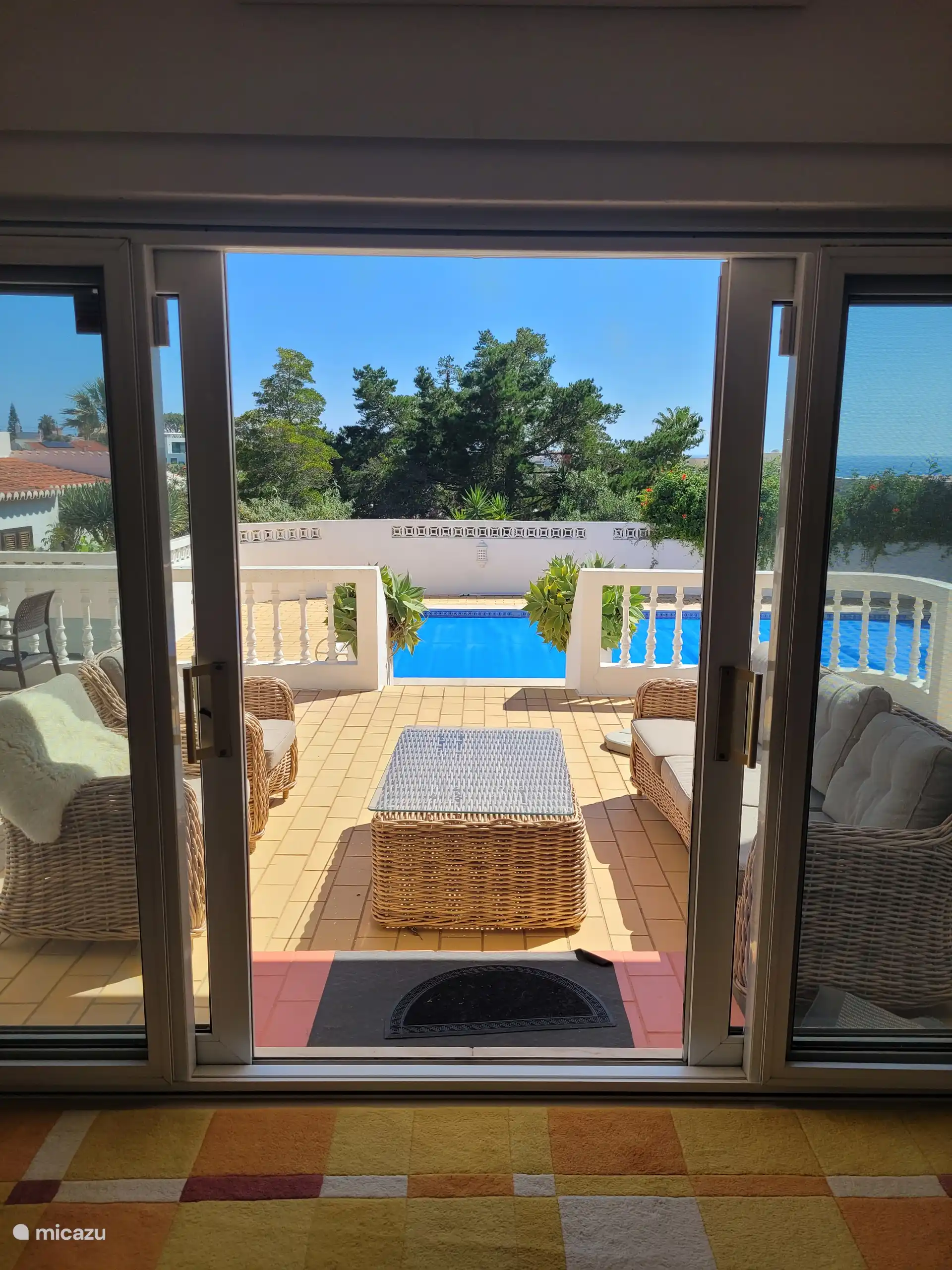 Salon
Des parasols électriques sont disponibles, pour les après-midi ensoleillés, ainsi que plusieurs parasols 