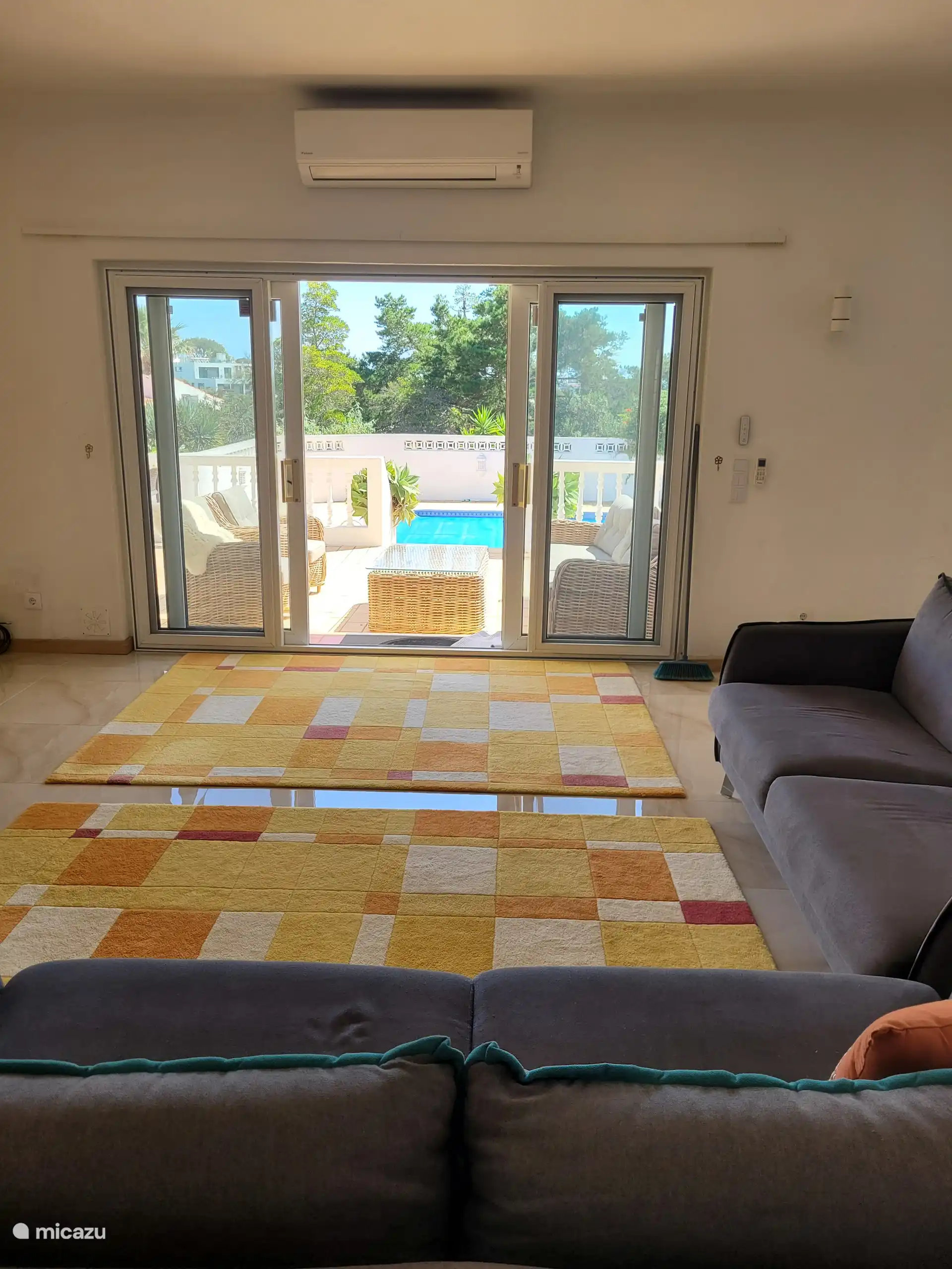 Séjour, avec 2 canapés, TV, ouverture sur le coin salon et la piscine 