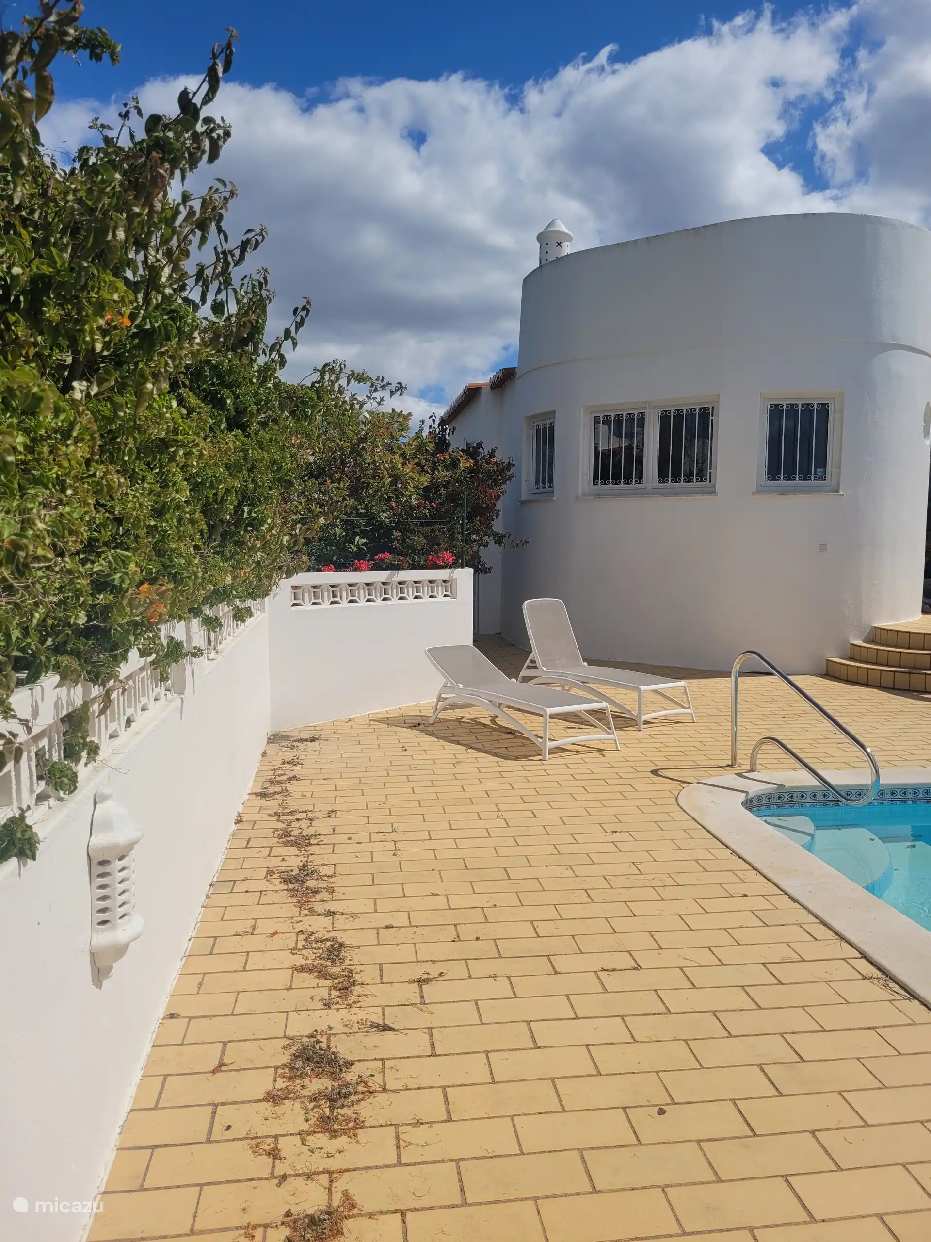 Au bord de la piscine