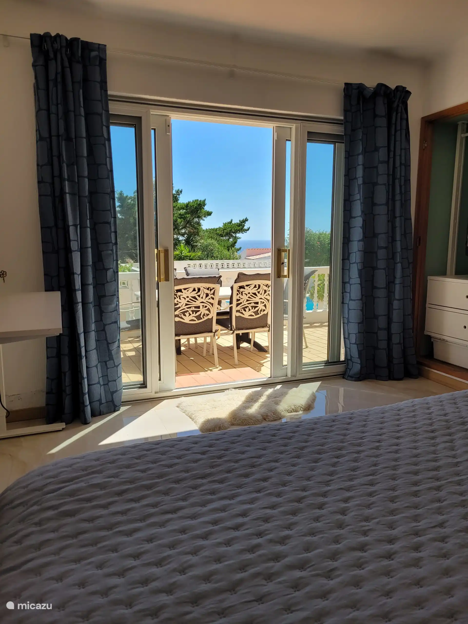Hauptschlafzimmer mit Bad und Meerblick vom Bett aus 