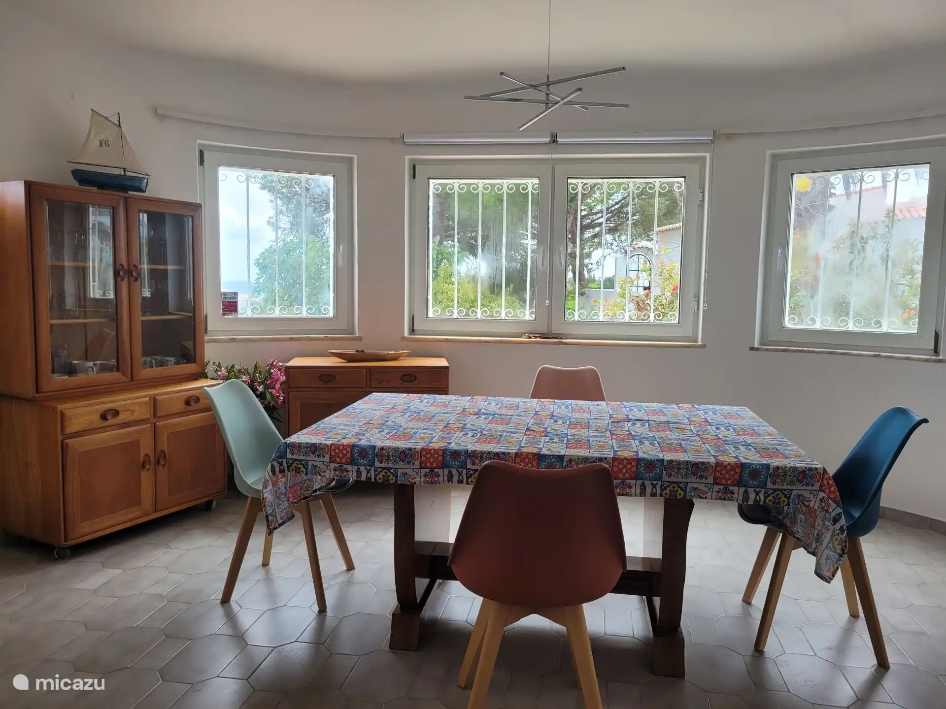 Lieu de repas, ensoleillé et avec une belle vue sur la piscine, fait le lien entre la cuisine et le salon 