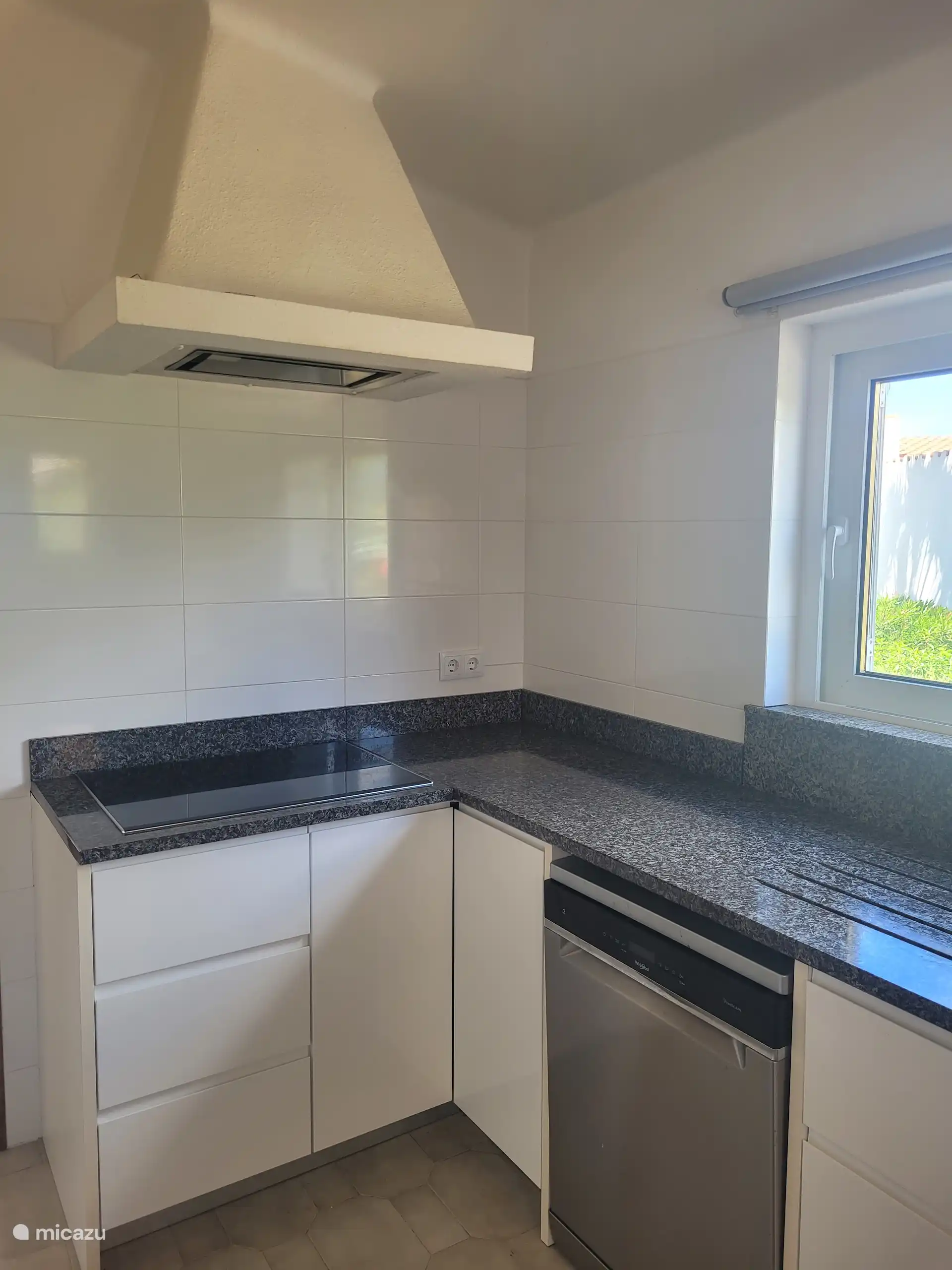 Cuisine, cuisinière électrique, lave-vaisselle 