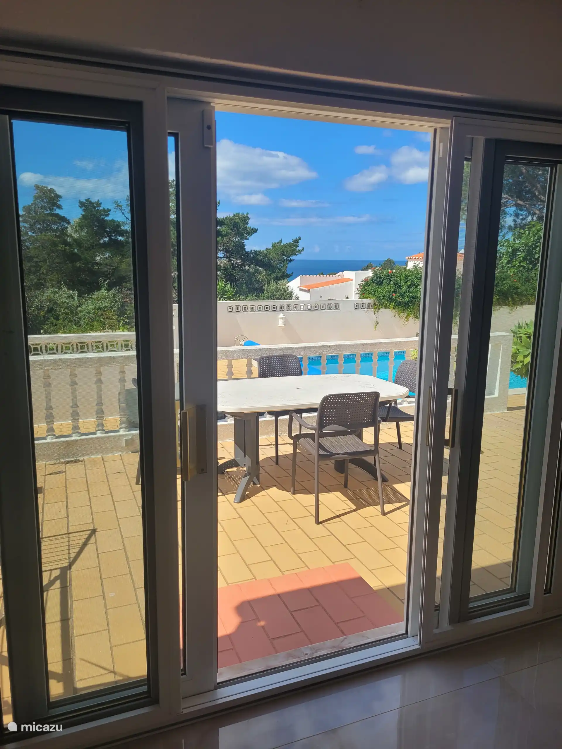 Vue sur la chambre principale, vers l’une des salles à manger extérieures 