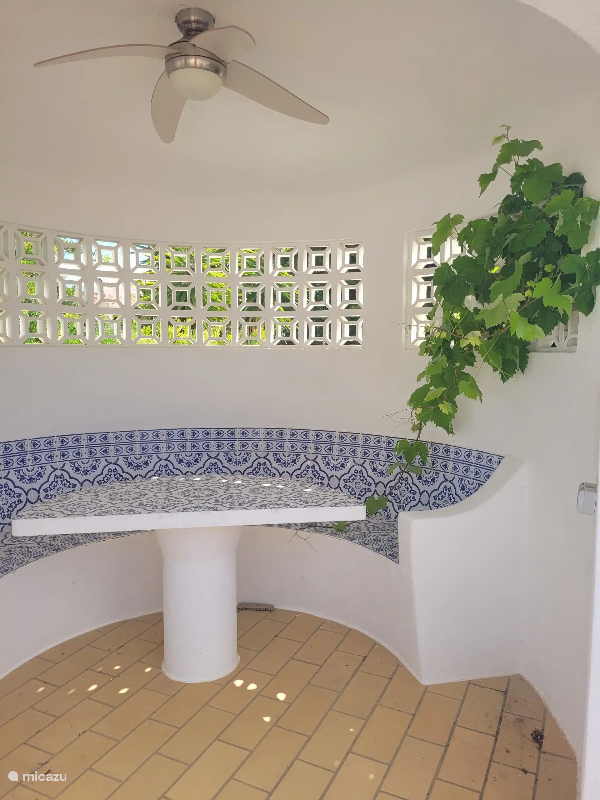 Un coin frais et ombragé pour prendre un verre, lire un livre ou prendre le petit-déjeuner 