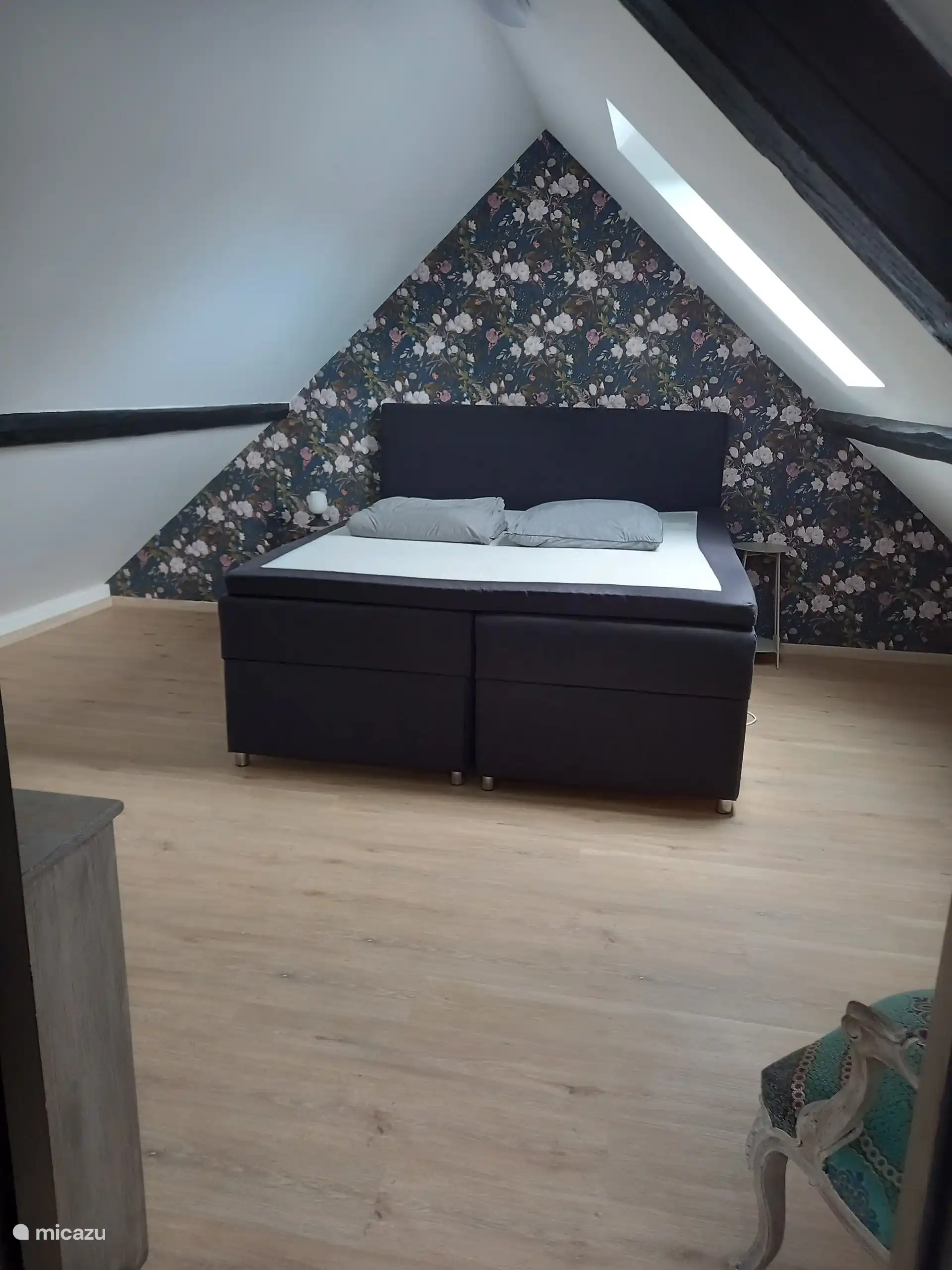 Schlafzimmer mit Doppelbett