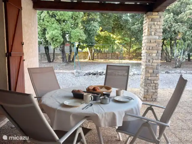 Steeneiken in Frankrijk, Hérault, Cantagrils-Argelliers - villa