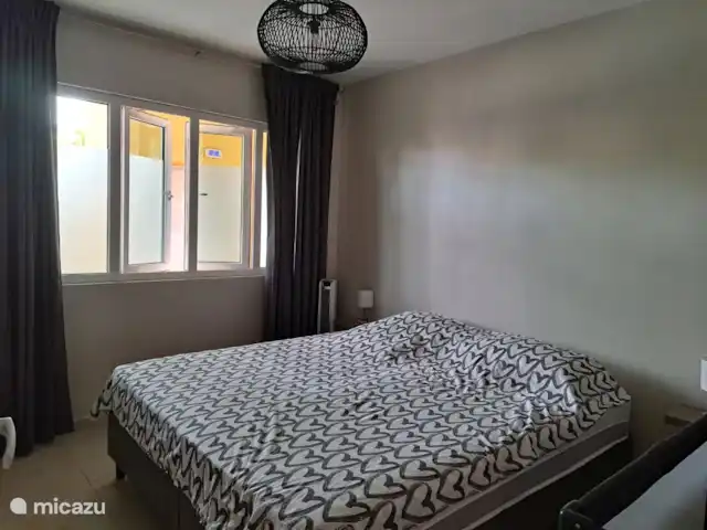 Location de Vacances Curaçao, Curaçao-Centre, Piscadera, appartement - Kasita La Vista Chambre avec climatisation et ventilateur sur pied, 2 lits simples 90x200, un lit de camping pourrait être placé ici.